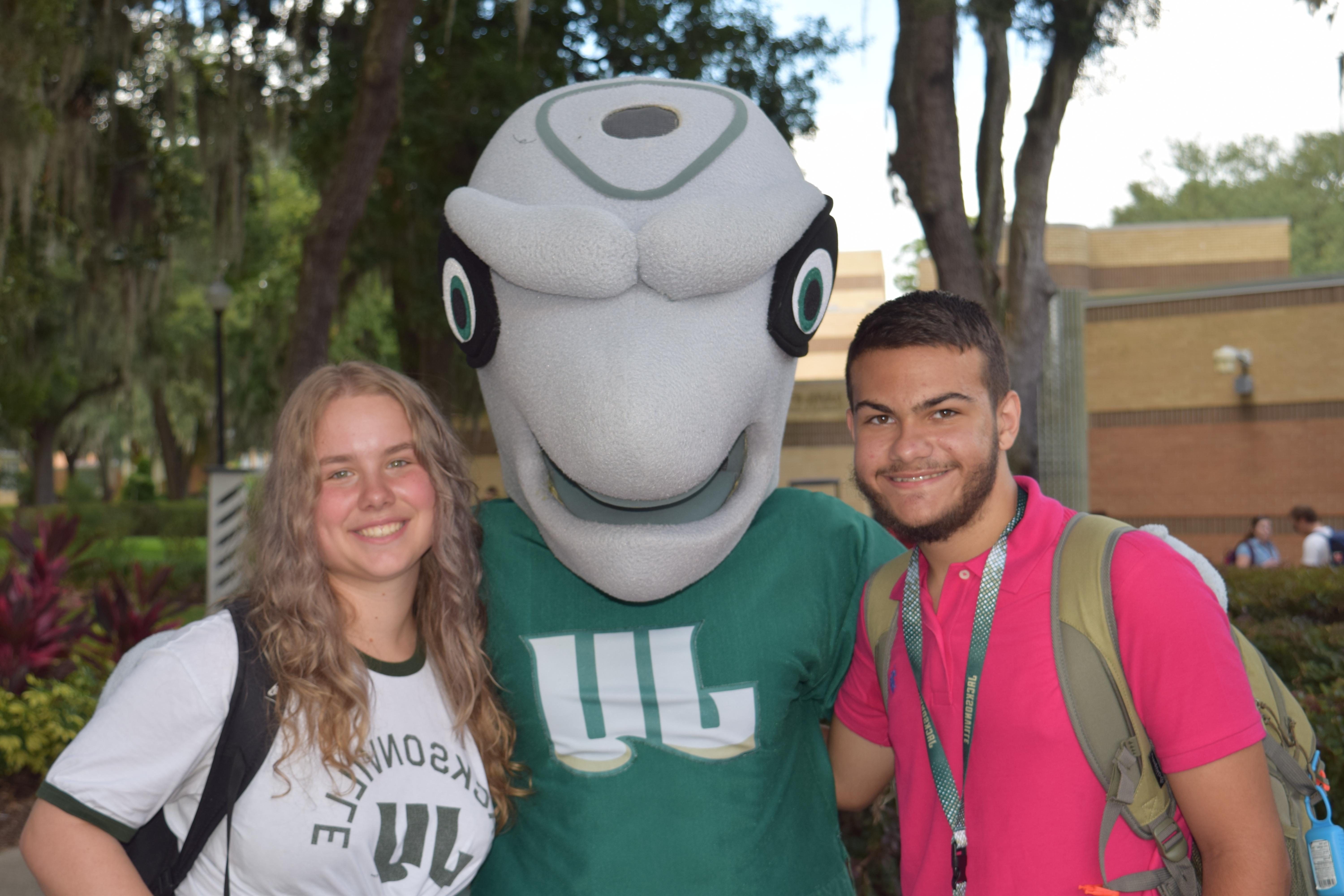学生 smiling with mascot, Dunkin